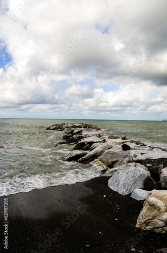 Mare in burrasca, vento, onde, schiuma photo