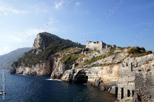 Baie rocheuse et château Doria de Porto Venere