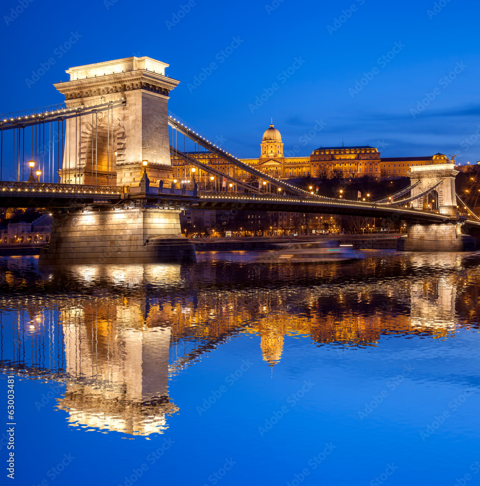Budapest castle and chain bridge in the evening, Hungary - obrazy, fototapety, plakaty 