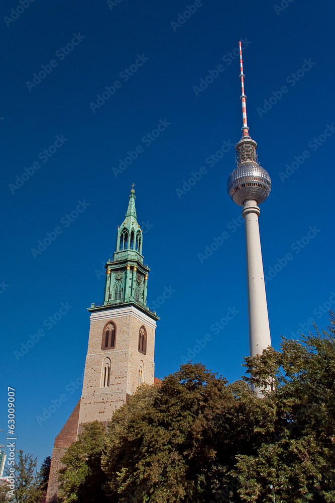 Fototapeta premium Berliner Fernsehturm und Marienkirche