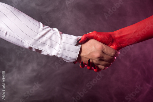Canvas Print Businessman making an agreement with devil