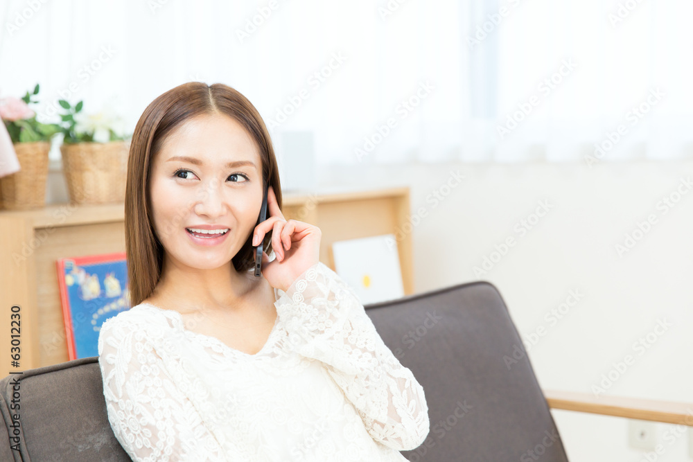 携帯電話を使う女性 携帯電話を使う女性