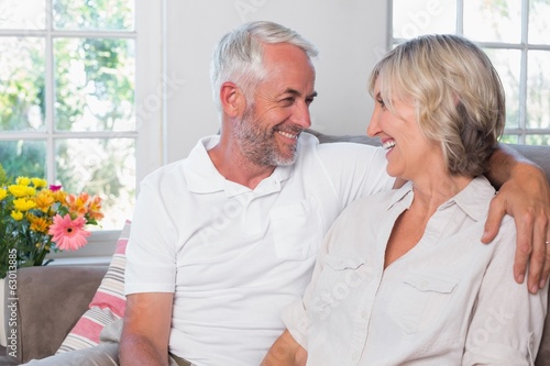 Foto Cheerful mature couple looking at each other
