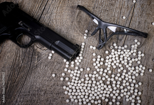 Fotografija airsoft gun with glasses