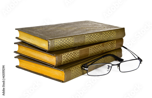 Стопка книг и очки на белом фоне.