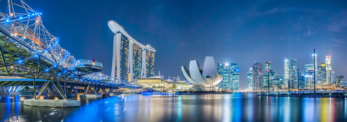 Fotobehang Singapore Sfeervolle stad Singapore in avondlicht  © wootthisak
