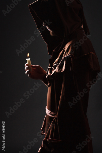 Billede på lærred wizard in black cape with candle