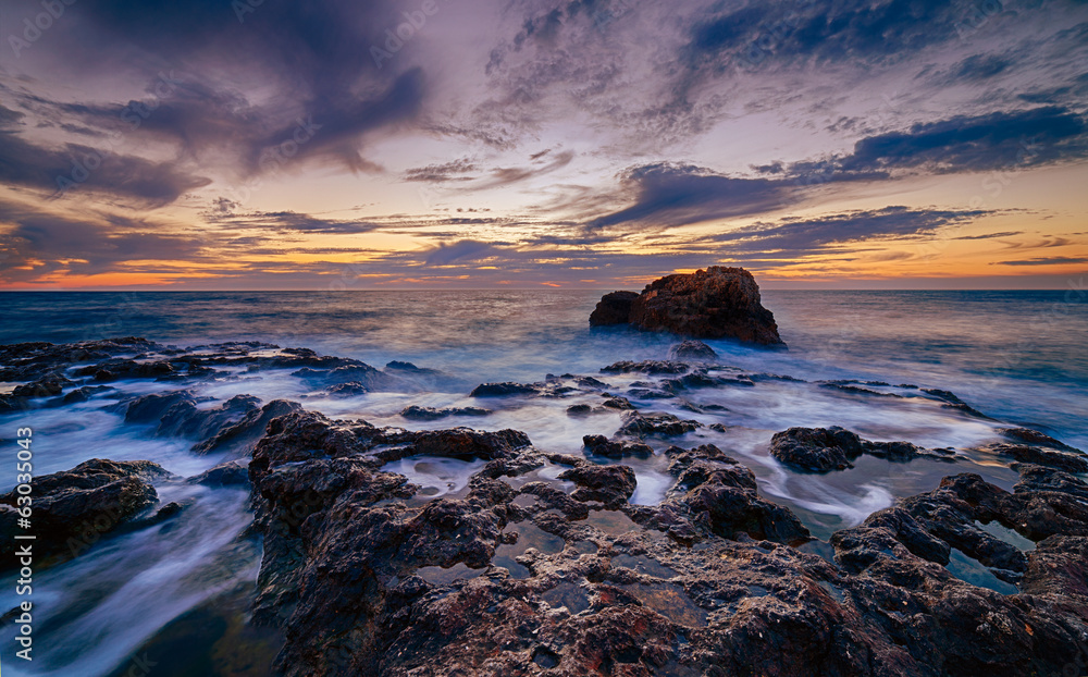 Obraz premium Seashore with misty water at sunset