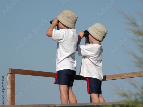 Kinder mit Fernglas