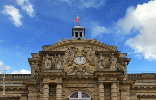 Midi à l'horloge du Palais du Luxembourg à Paris siège du Sénat
