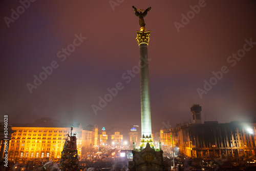 Independence monument at Maidan Nezalezhnosti photo