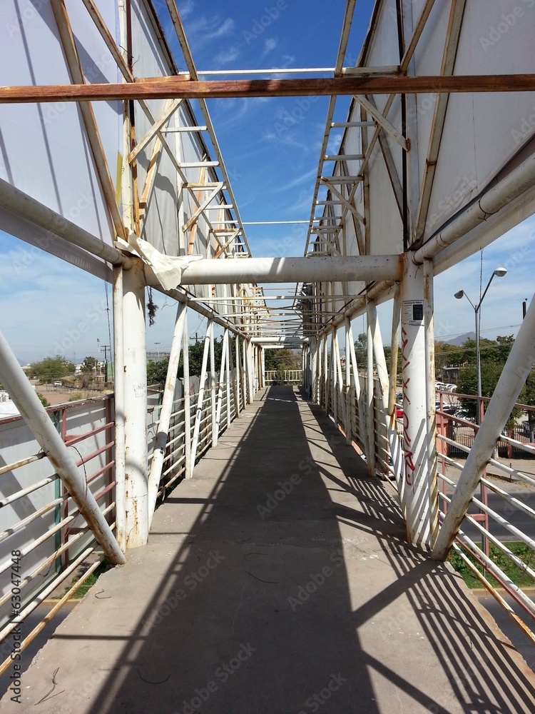 Puente peatonal / Footbridge