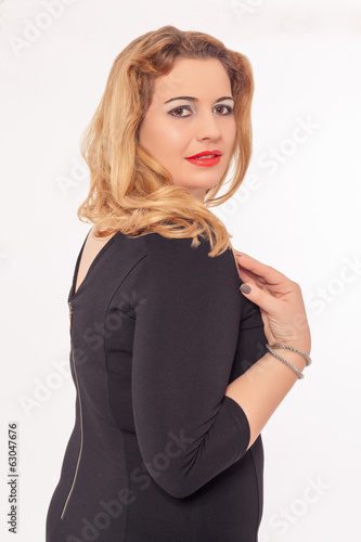 Fotografie Schöne dralle Frau in einem schwarzen Kleid