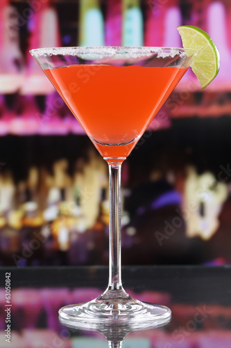 Martini Cocktail im Glas in einer Bar