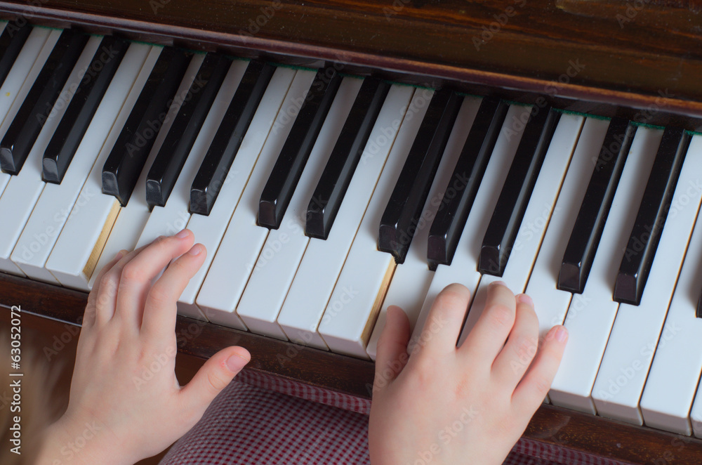 Obraz premium learns to play a piano