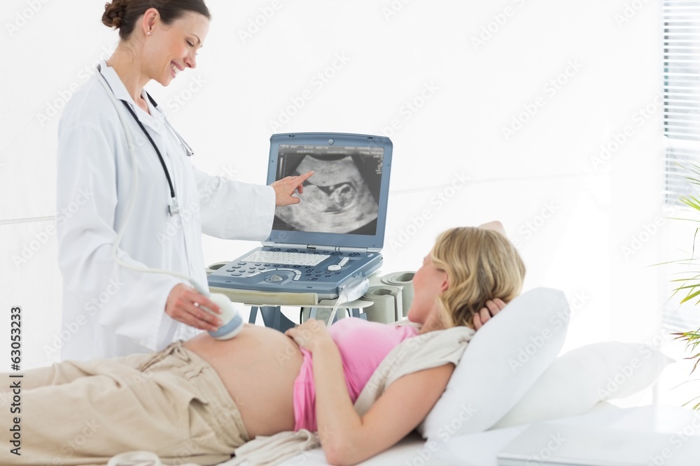Obraz premium Doctor performing ultrasound