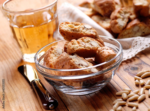 Photos cantucci alle mandorle e pinoli con vin santo toscano