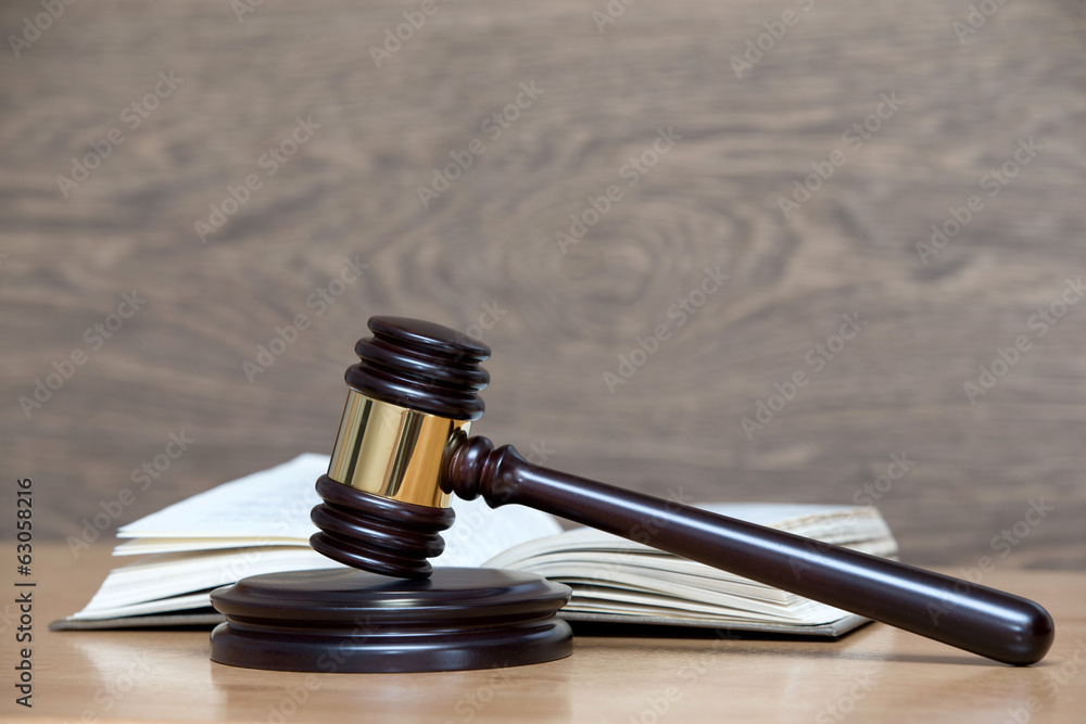 Obraz premium wooden gavel and books