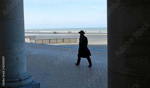L'homme au chapeau sur la plage d'Ostende photo