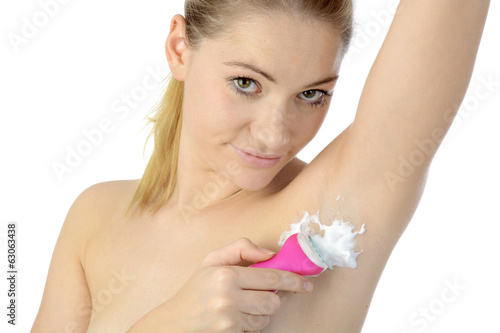 Frau mit Rasiergerät rasiert Achselbehaarung