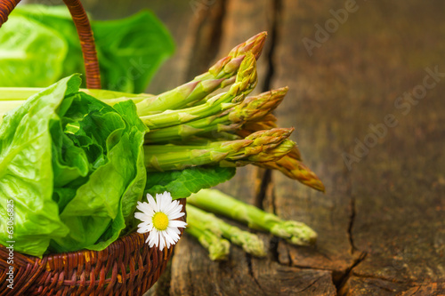 Korb mit Spargel und Salat