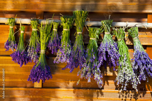 To dry hung up Scented lavender bundles