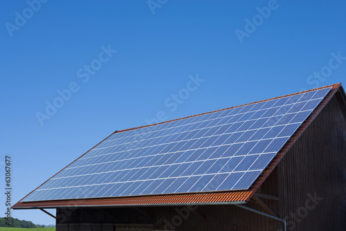 Sonnenkollektoren auf Dach