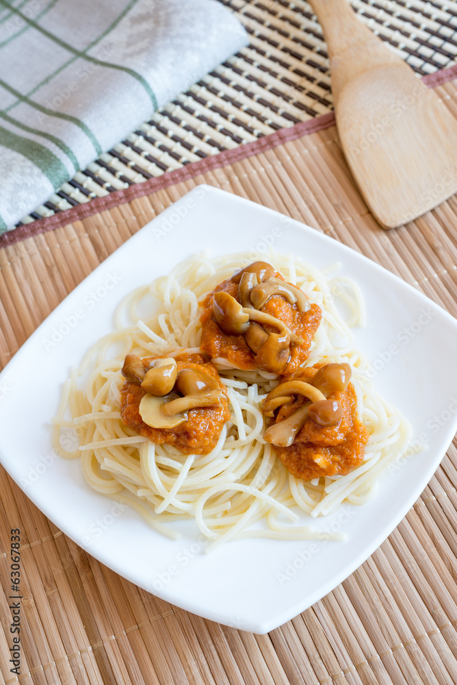 Pasta with mushrooms and sauce Pasta with mushrooms and sauce