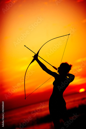 Fotografia Sexy nude archer at sunset