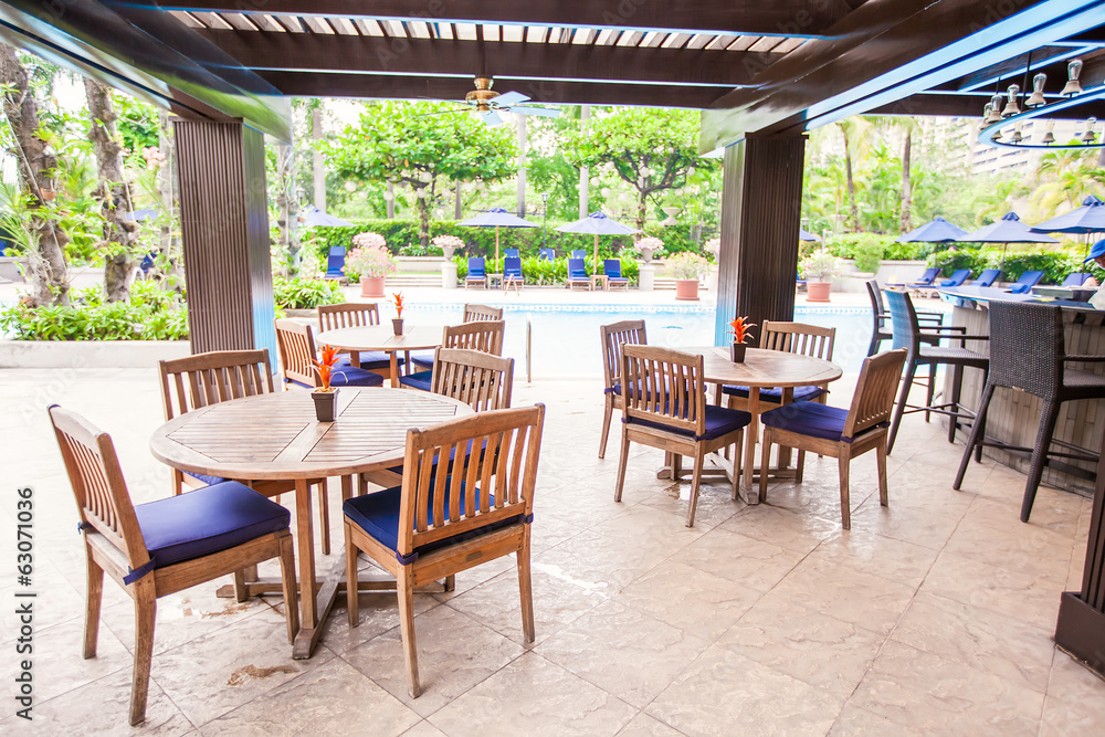 Fototapeta premium Hotel outdoor cafe with white table and chairs