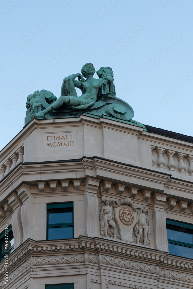 skulptur an einem haus in wien