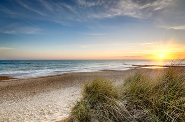 Foto auf Leinwand Schlafzimmer Sonnenuntergang am Strand  © Helen Hotson