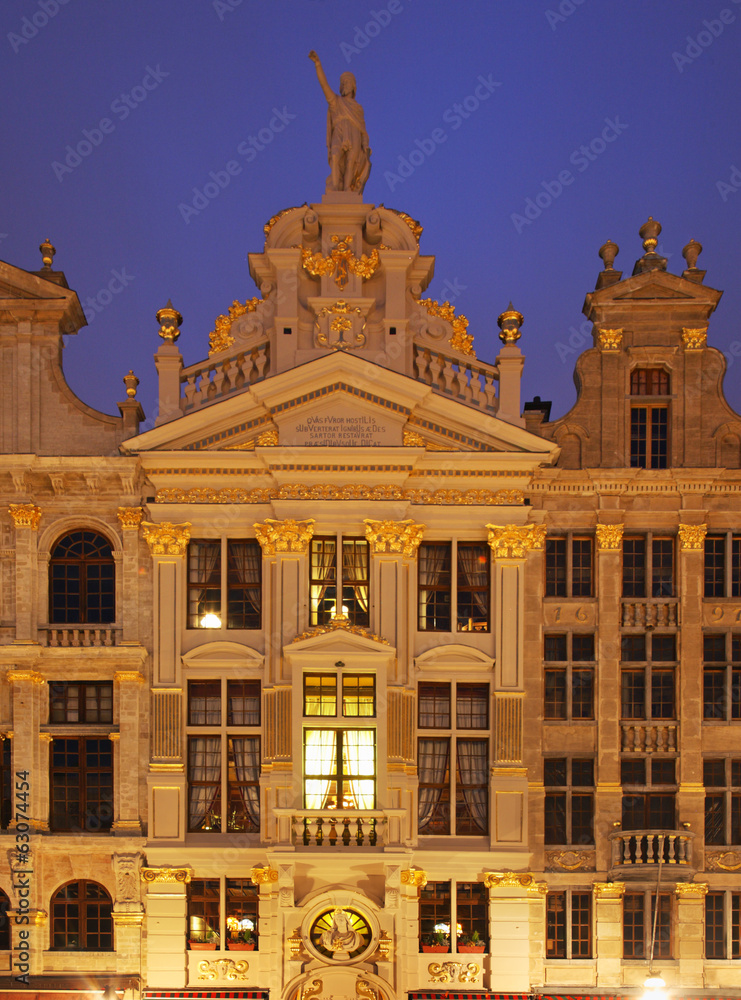 Obraz premium Guildhalls on the Grand Place in Brussels at twilight