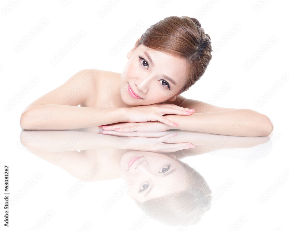Naklejka premium beauty woman face with mirror reflection