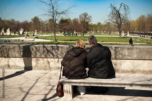 amoureux sur un banc jardin des tuileries à Paris