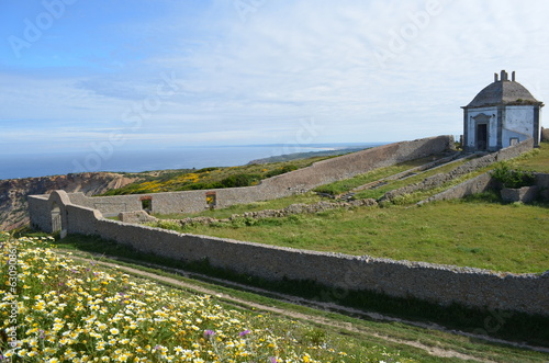 Feldsteinmauer mit Kapelle am Cabo Espichel
