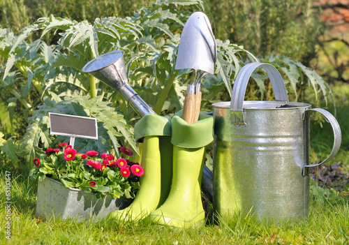 outils, arrosoir et bottes pour jardinage photo