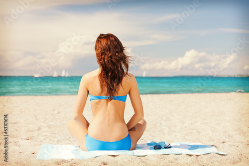 woman sitting on a towel © Syda Productions