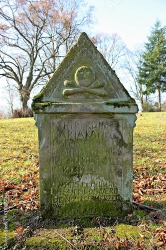 Grabstein mit Totenkopf an der Kirchenruine in Alt-Rhoden photo