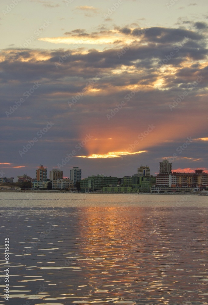 Закат над городом у моря