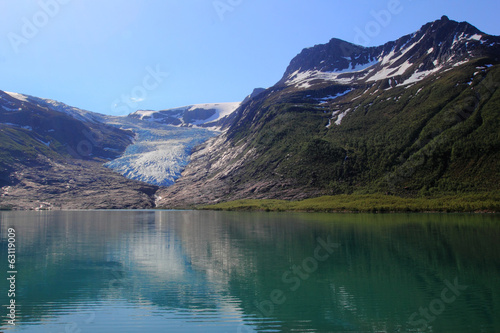 The blue glacier and the green lake © izzog