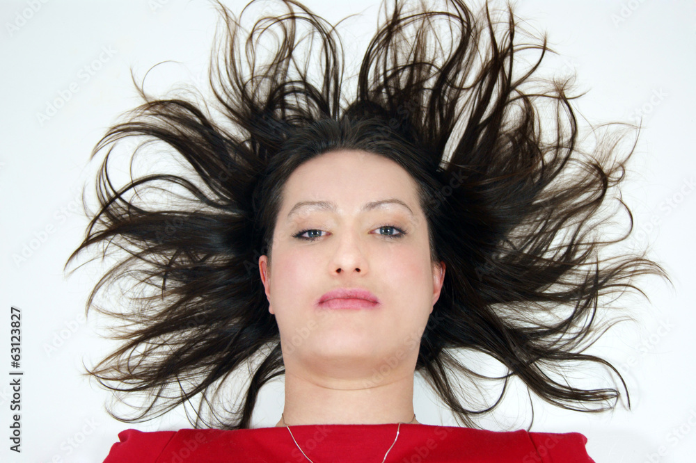 Fototapeta premium Kobieta z rozwianym włosami na białym tle.