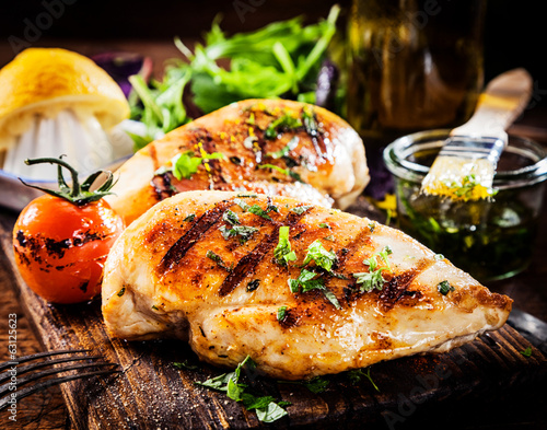 Photo Marinated grilled healthy chicken breasts