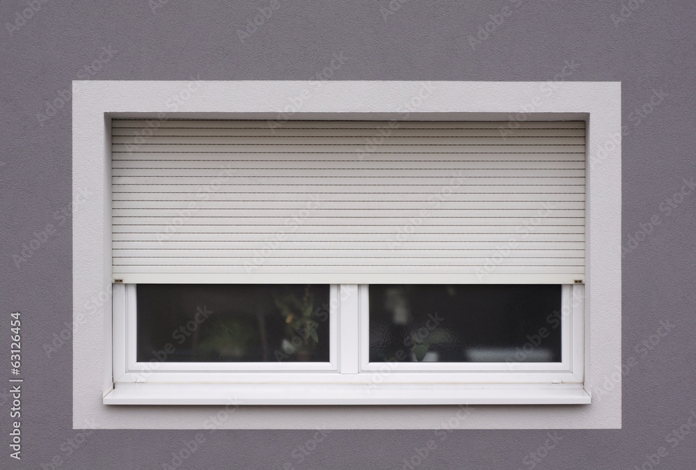 Modernisiertes Fenster mit Rollladen Stock Photo