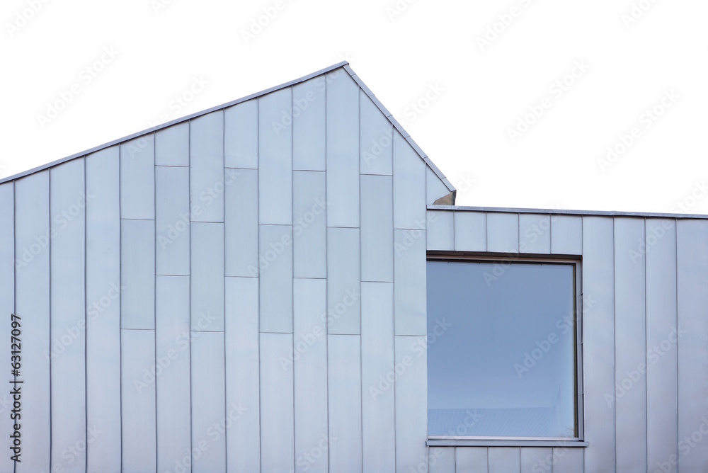 Moderne Zinkblechfassade mit Fenster Moderne Zinkblechfassade mit Fenster