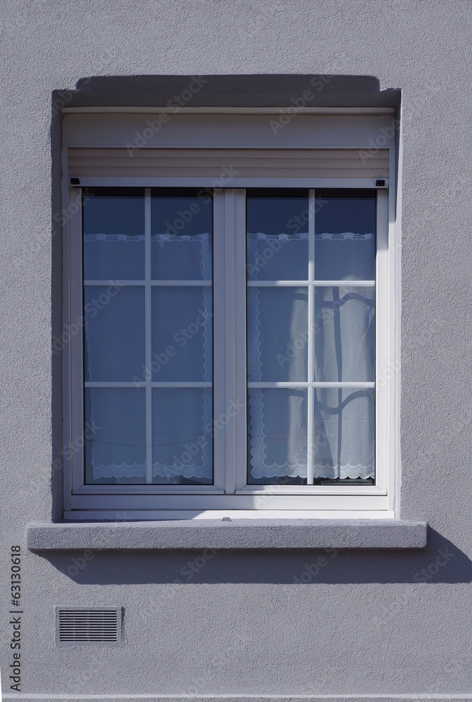 Modernisiertes Fenster mit Rollladen