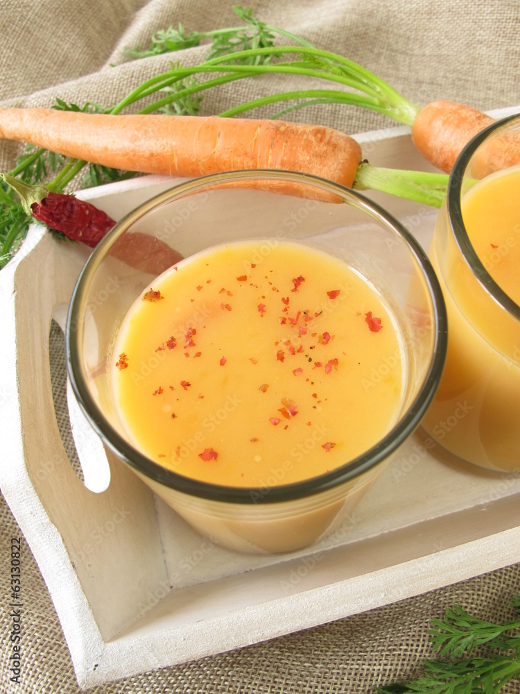 Karottencremesuppe mit Chili im Glas serviert Karottencremesuppe mit Chili im Glas serviert