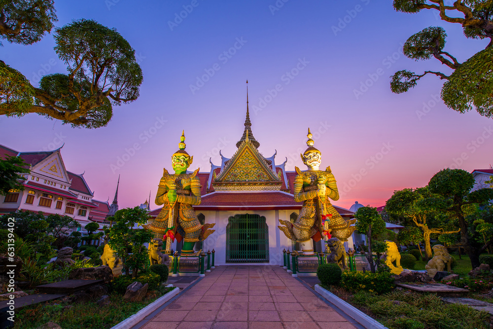 Fototapeta Two giants in side Wat Arun