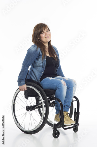 lächelnde junge Frau im Rollstuhl