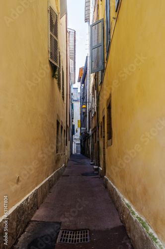 Narrow street in Bayonne © Thomas Dutour